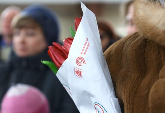 Поздравление женщин с 8 марта в Московском метро