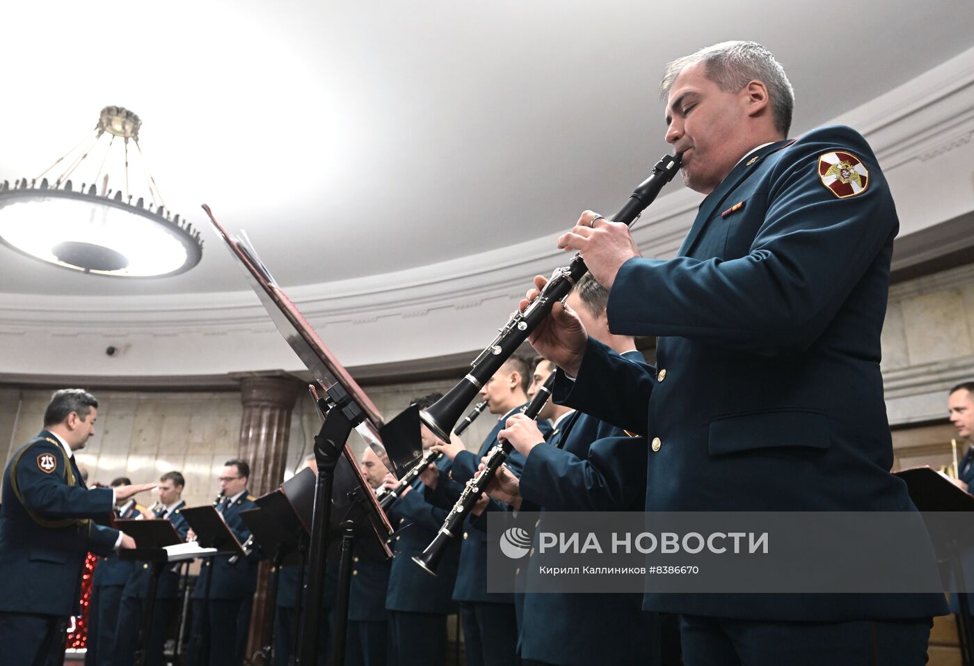 Поздравление женщин с 8 марта в Московском метро