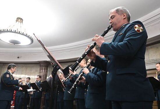 Поздравление женщин с 8 марта в Московском метро