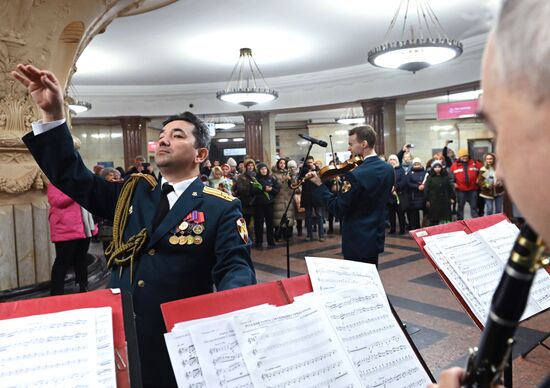 Поздравление женщин с 8 марта в Московском метро