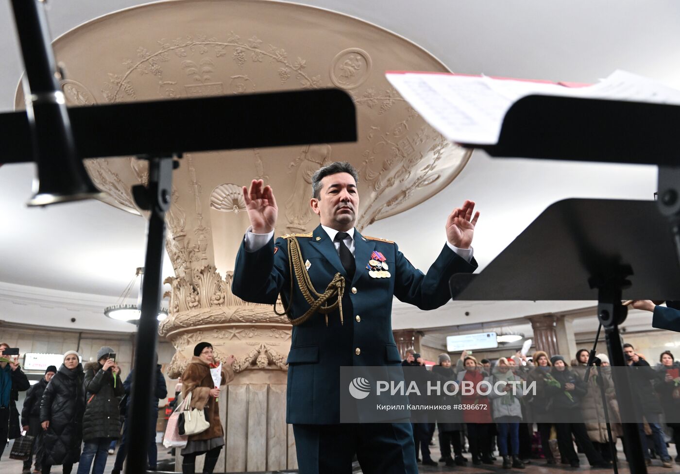 Поздравление женщин с 8 марта в Московском метро