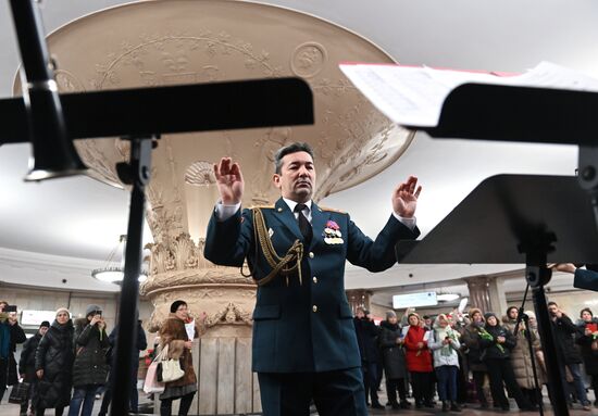 Поздравление женщин с 8 марта в Московском метро