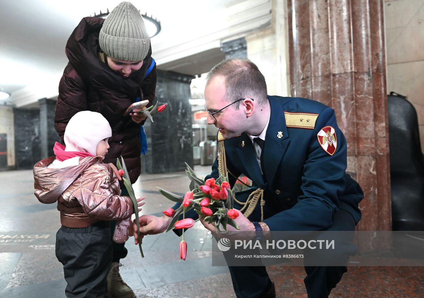 Поздравление женщин с 8 марта в Московском метро