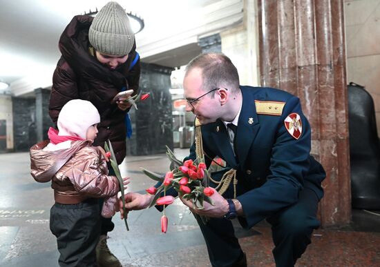 Поздравление женщин с 8 марта в Московском метро