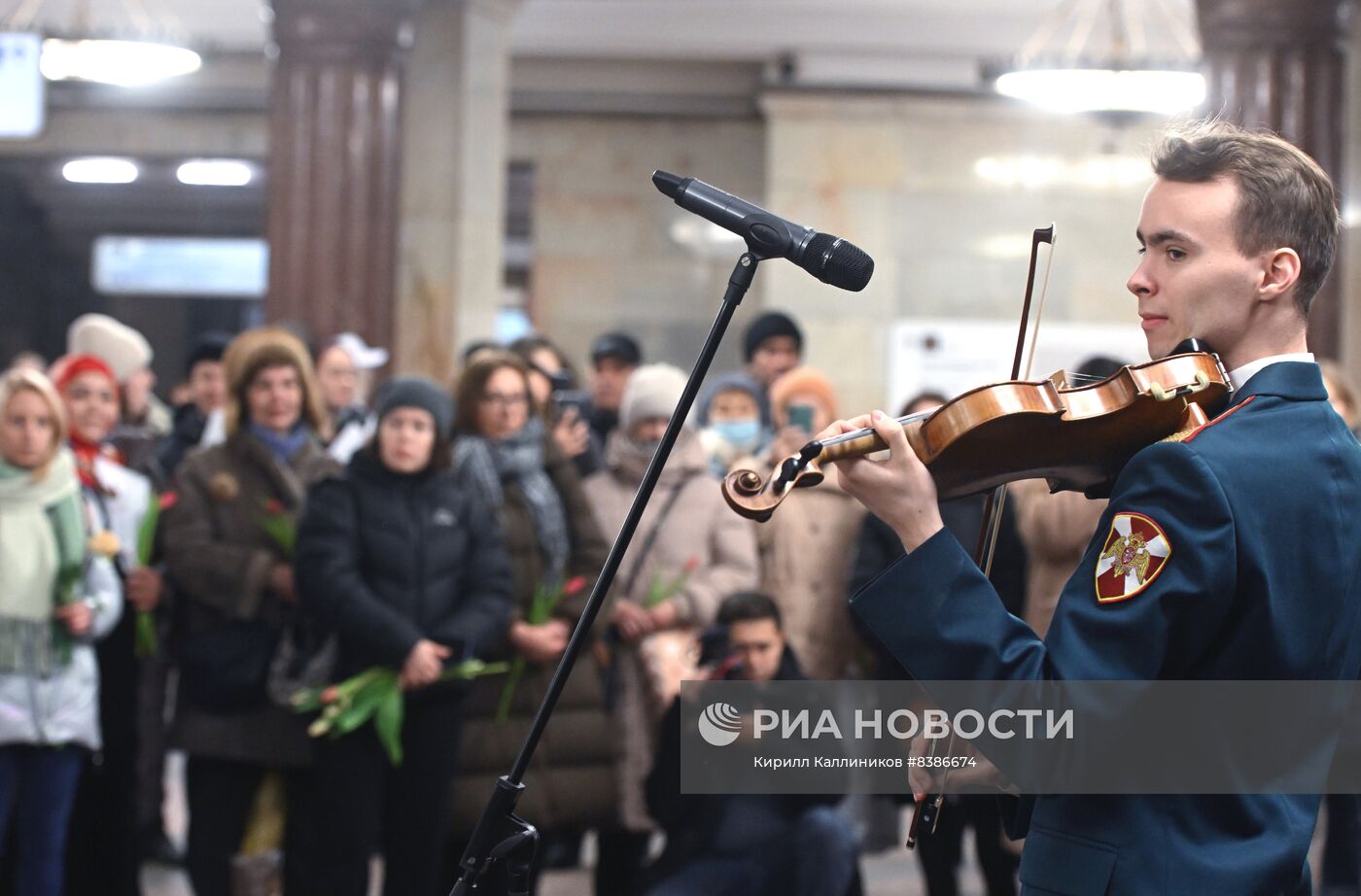 Поздравление женщин с 8 марта в Московском метро