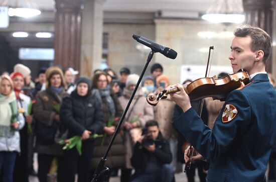Поздравление женщин с 8 марта в Московском метро