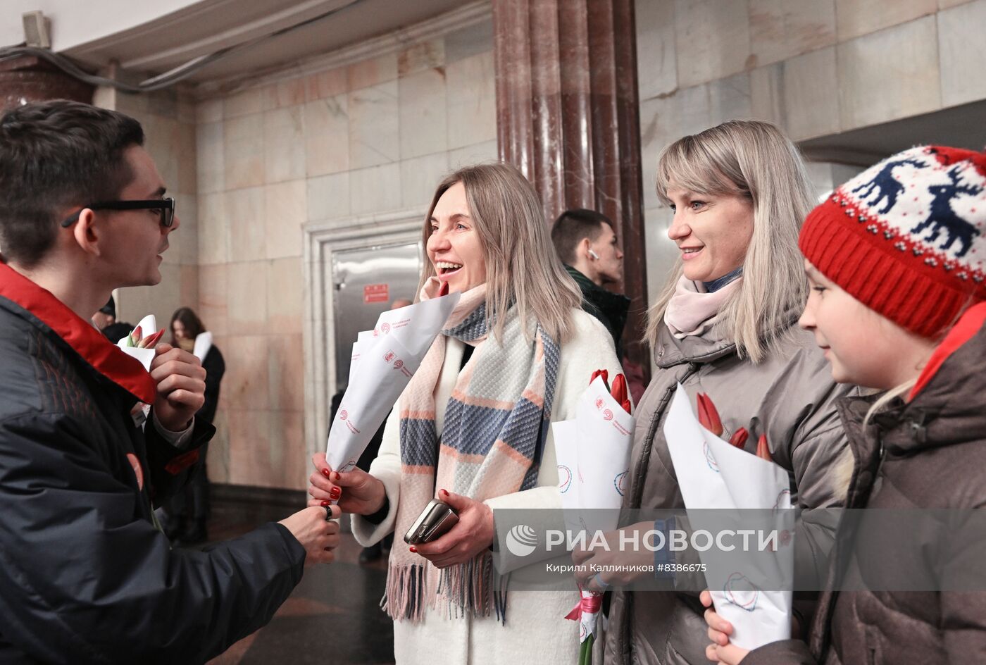 Поздравление женщин с 8 марта в Московском метро