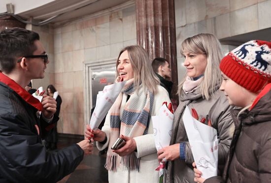 Поздравление женщин с 8 марта в Московском метро