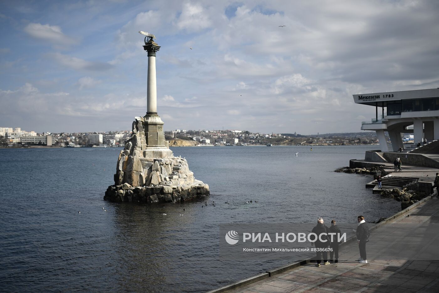 Памятник затопленным кораблям в Севастополе.
