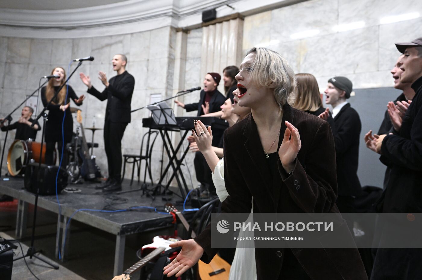 Поздравление женщин с 8 марта в Московском метро