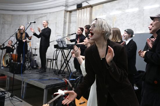 Поздравление женщин с 8 марта в Московском метро