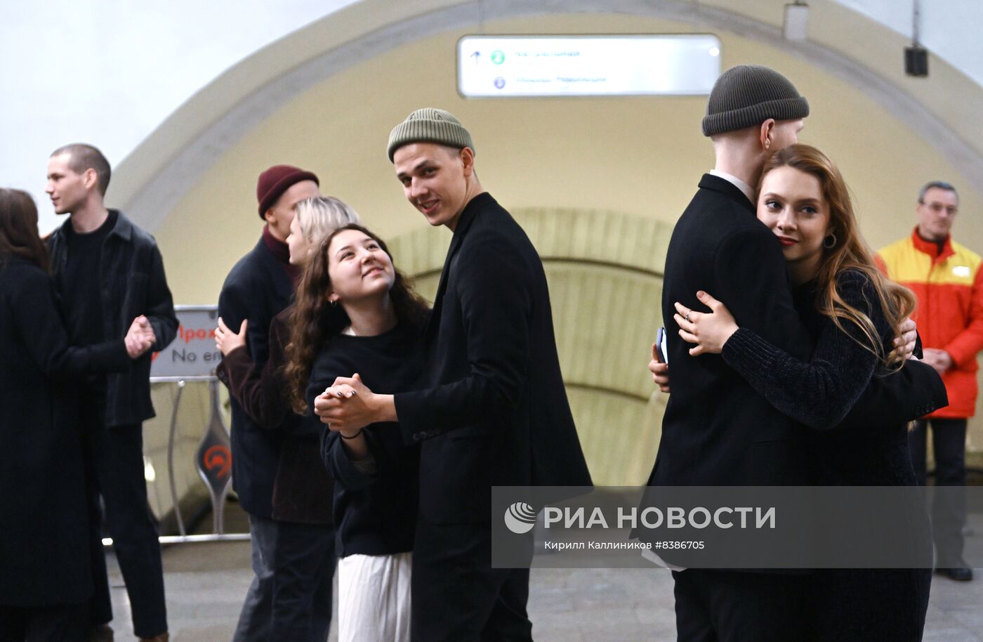 Поздравление женщин с 8 марта в Московском метро