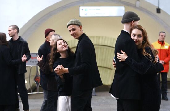 Поздравление женщин с 8 марта в Московском метро