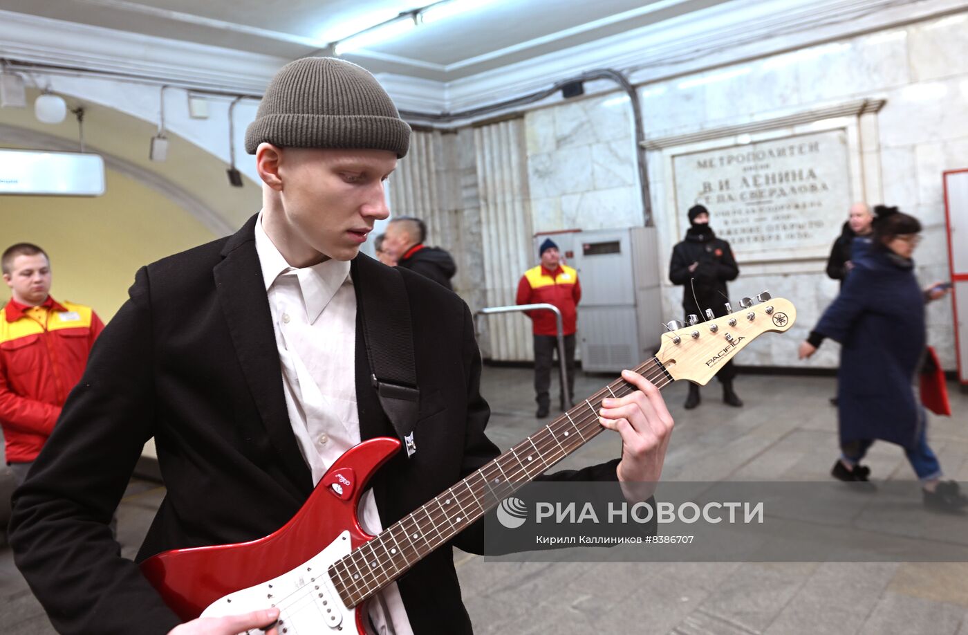 Поздравление женщин с 8 марта в Московском метро