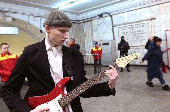 Поздравление женщин с 8 марта в Московском метро