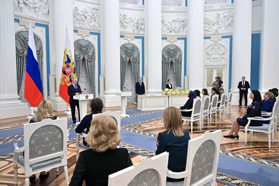 Президент РФ В. Путин вручил государственные награды выдающимся женщинам России