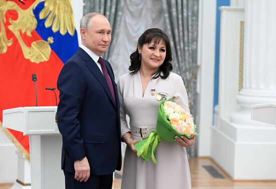 Президент РФ В. Путин вручил государственные награды выдающимся женщинам России