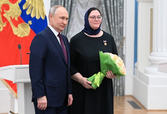 Президент РФ В. Путин вручил государственные награды выдающимся женщинам России