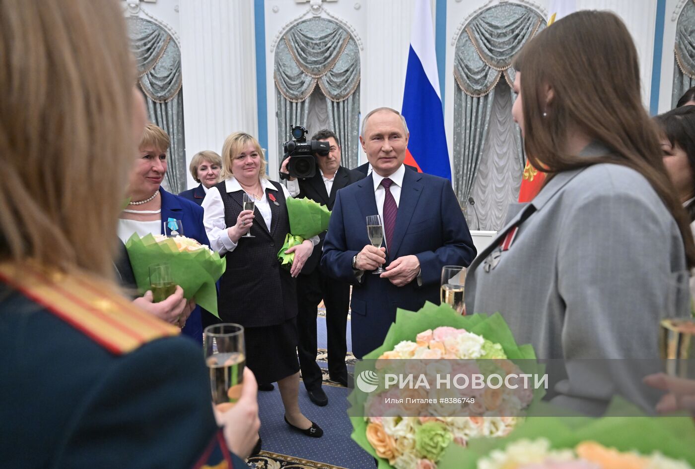 Президент РФ В. Путин вручил государственные награды выдающимся женщинам России