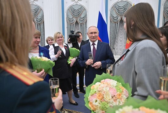Президент РФ В. Путин вручил государственные награды выдающимся женщинам России