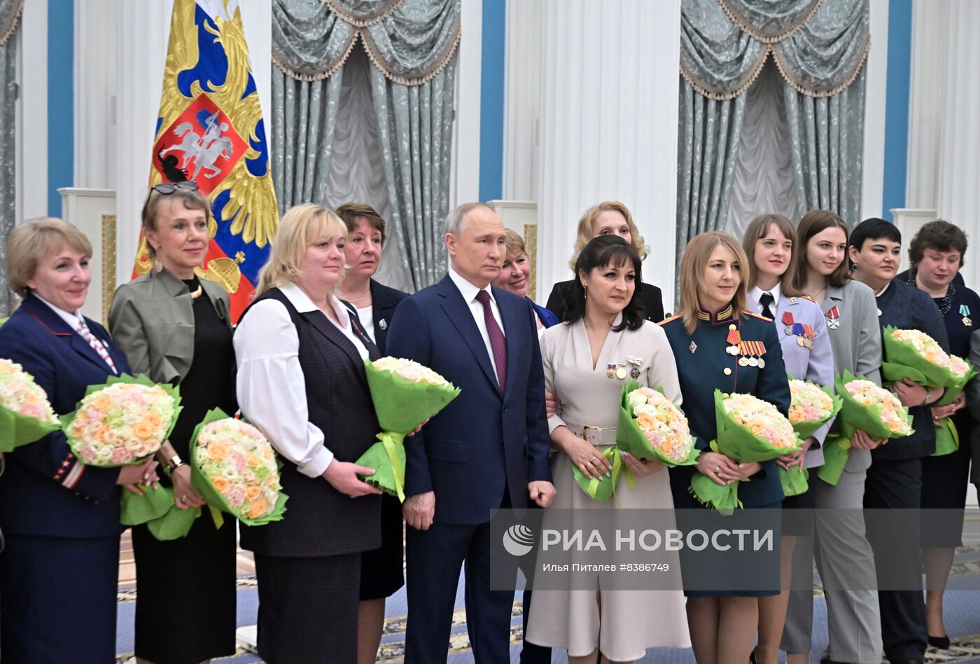 Президент РФ В. Путин вручил государственные награды выдающимся женщинам России