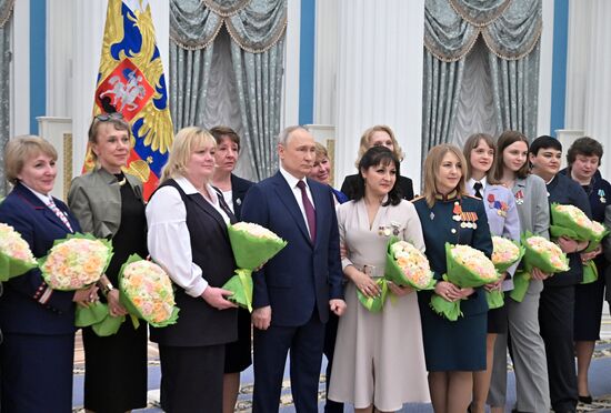 Президент РФ В. Путин вручил государственные награды выдающимся женщинам России