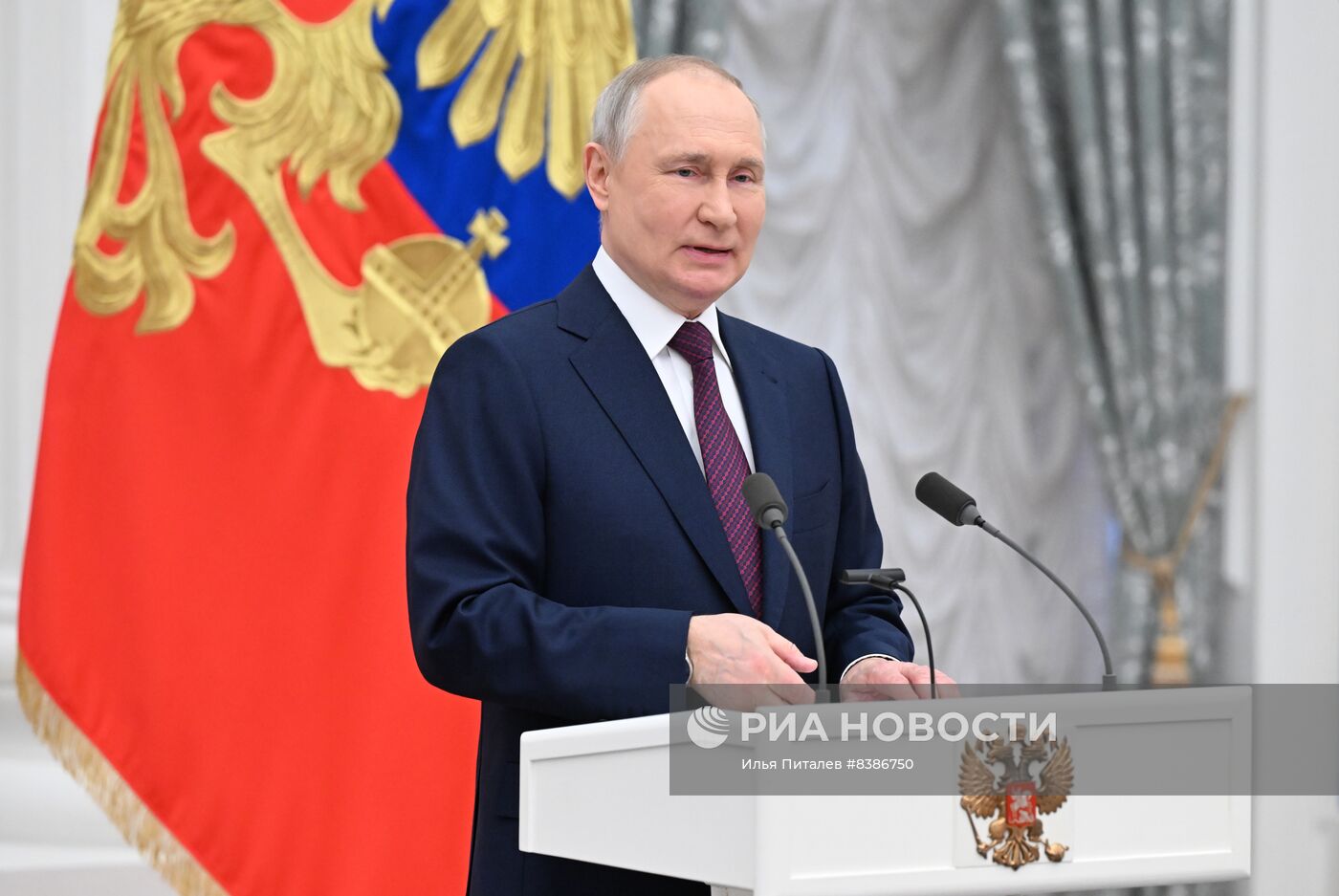 Президент РФ В. Путин вручил государственные награды выдающимся женщинам России