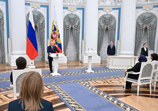 Президент РФ В. Путин вручил государственные награды выдающимся женщинам России