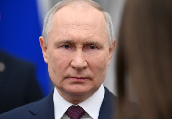 Президент РФ В. Путин вручил государственные награды выдающимся женщинам России