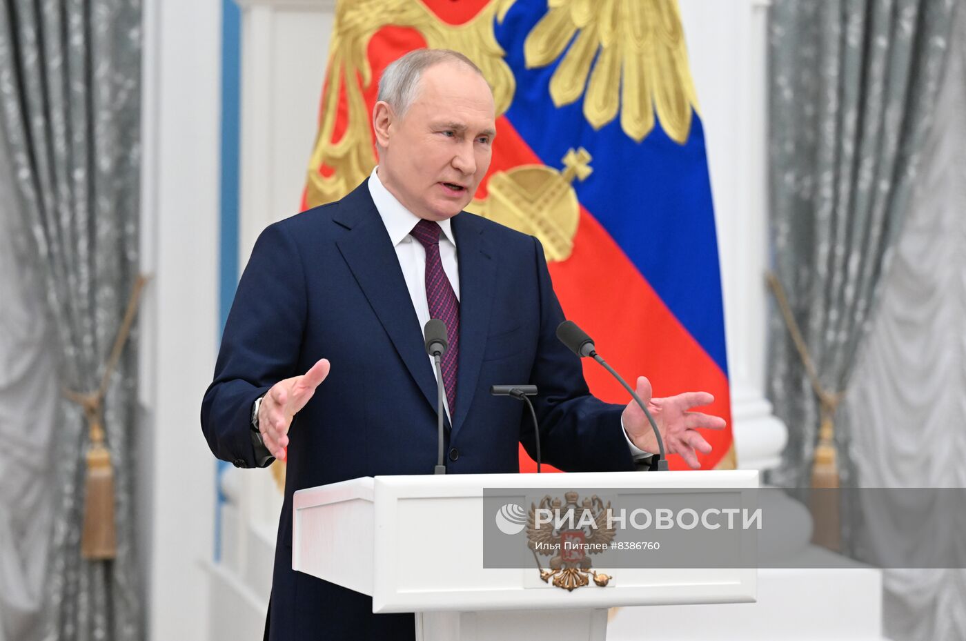 Президент РФ В. Путин вручил государственные награды выдающимся женщинам России