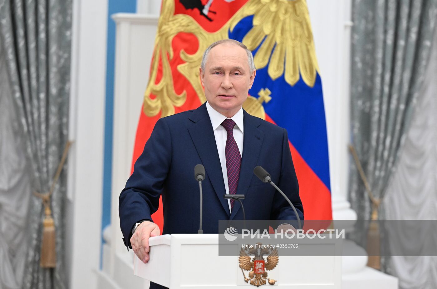 Президент РФ В. Путин вручил государственные награды выдающимся женщинам России