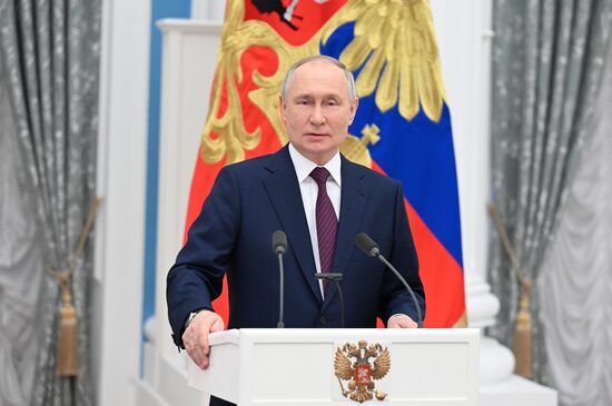 Президент РФ В. Путин вручил государственные награды выдающимся женщинам России