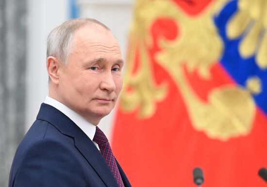 Президент РФ В. Путин вручил государственные награды выдающимся женщинам России