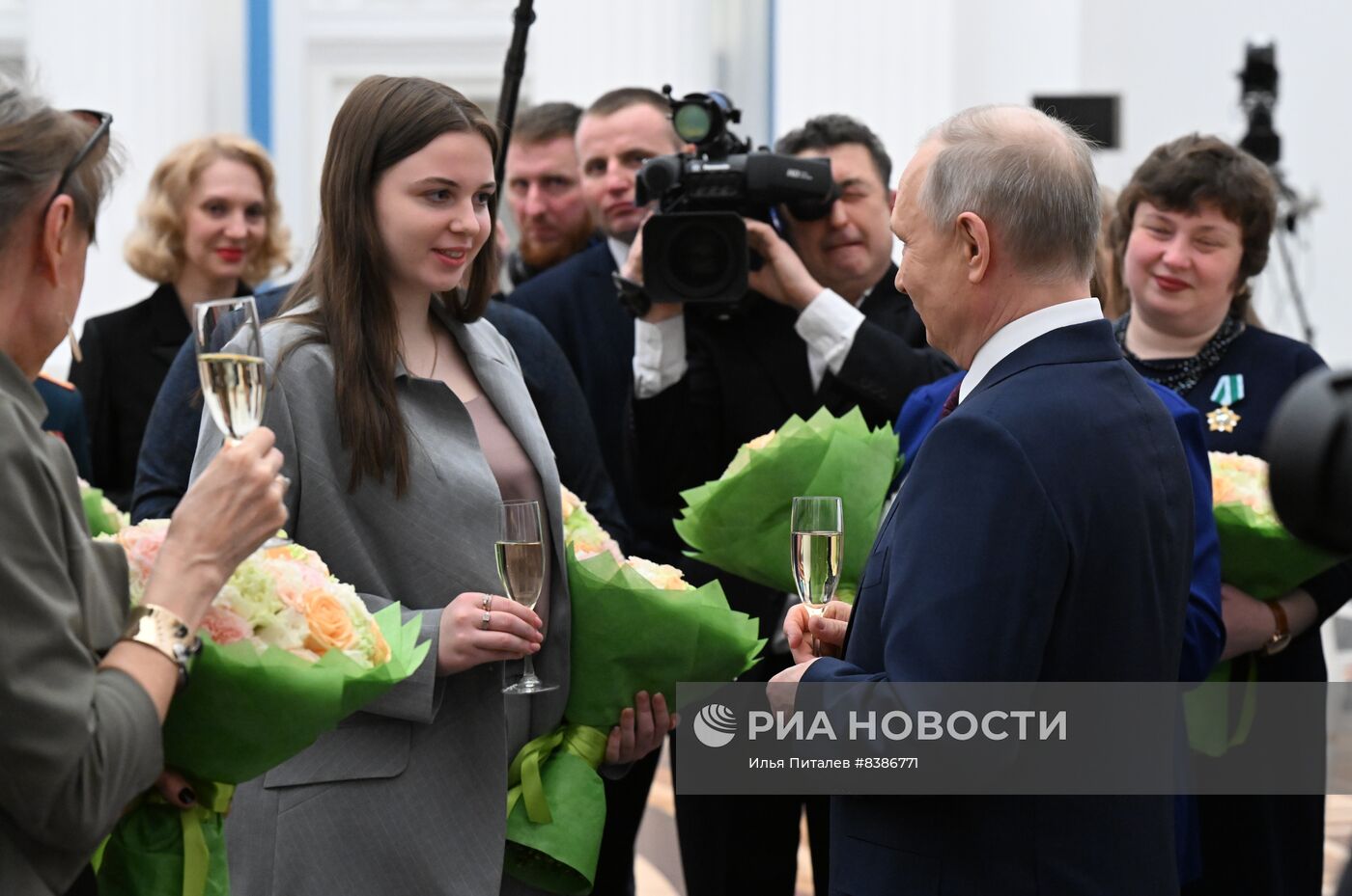 Президент РФ В. Путин вручил государственные награды выдающимся женщинам России