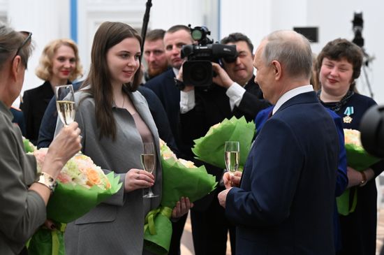 Президент РФ В. Путин вручил государственные награды выдающимся женщинам России