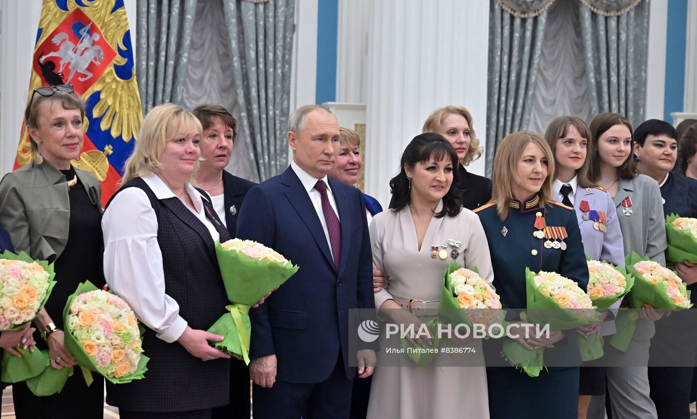Президент РФ В. Путин вручил государственные награды выдающимся женщинам России