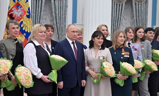 Президент РФ В. Путин вручил государственные награды выдающимся женщинам России
