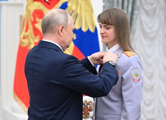 Президент РФ В. Путин вручил государственные награды выдающимся женщинам России