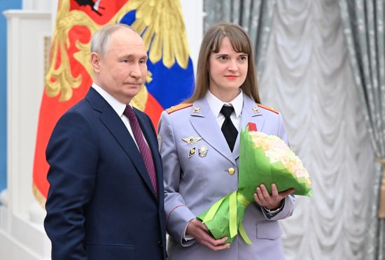 Президент РФ В. Путин вручил государственные награды выдающимся женщинам России