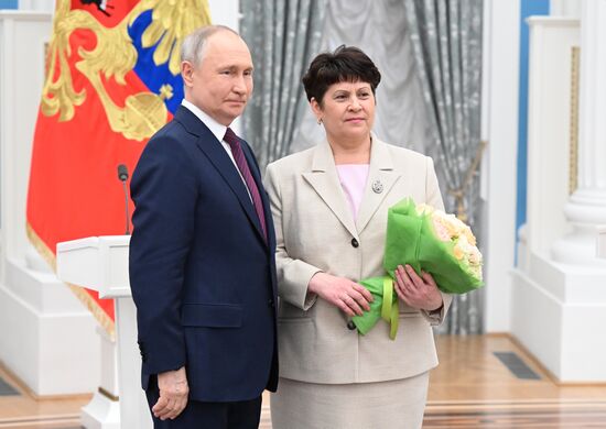 Президент РФ В. Путин вручил государственные награды выдающимся женщинам России