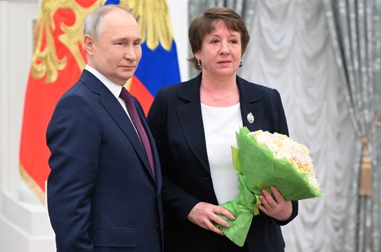 Президент РФ В. Путин вручил государственные награды выдающимся женщинам России