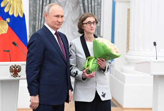 Президент РФ В. Путин вручил государственные награды выдающимся женщинам России