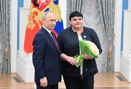 Президент РФ В. Путин вручил государственные награды выдающимся женщинам России