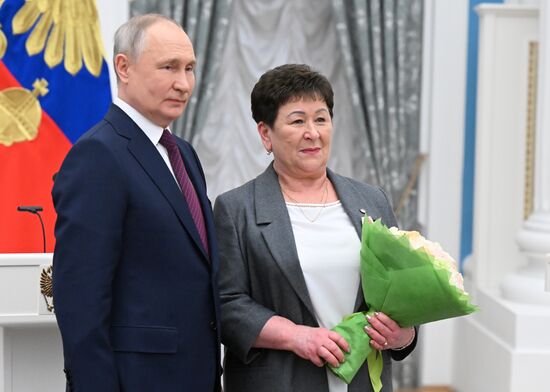 Президент РФ В. Путин вручил государственные награды выдающимся женщинам России