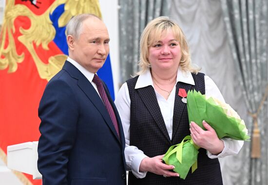 Президент РФ В. Путин вручил государственные награды выдающимся женщинам России