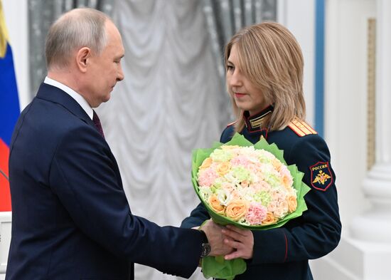 Президент РФ В. Путин вручил государственные награды выдающимся женщинам России