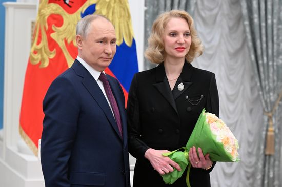 Президент РФ В. Путин вручил государственные награды выдающимся женщинам России