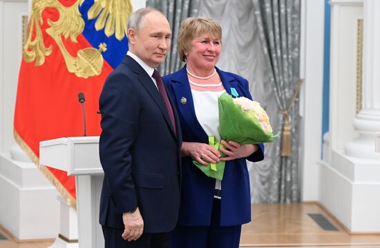 Президент РФ В. Путин вручил государственные награды выдающимся женщинам России