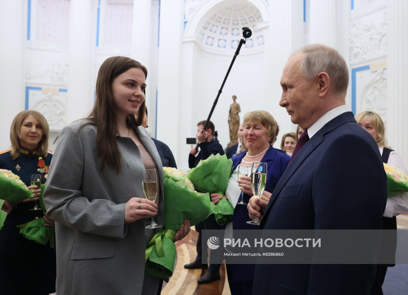 Президент РФ В. Путин вручил государственные награды выдающимся женщинам России