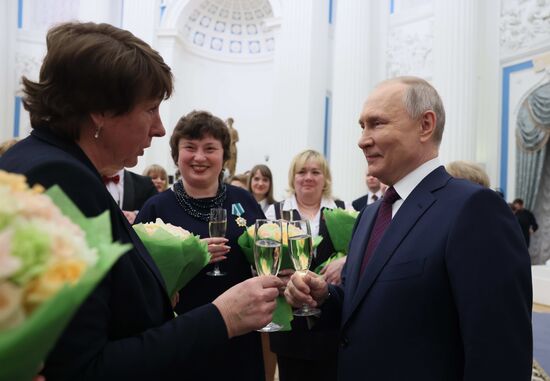 Президент РФ В. Путин вручил государственные награды выдающимся женщинам России